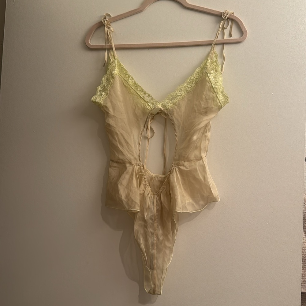SKIMS Romance Lace Teddy in Sage. Size XS - Picture 2 of 5